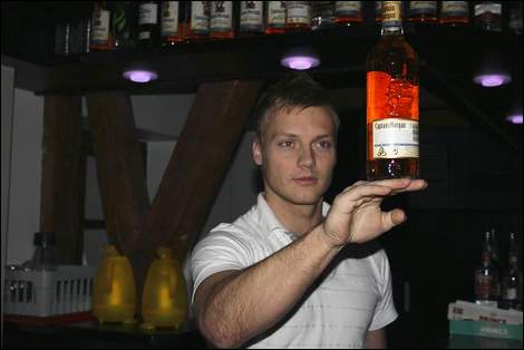 Bem&aelig;rk alle de flasker Morgan i baggrunden